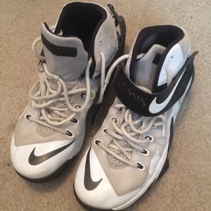 Lebron basketball shoes